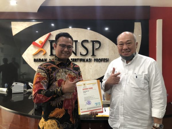 Foto Bersama Andriansyah Tiawarman K, (|Direktur LSP JUSTITIA) bersama Bapak Kunjung Masehat, Ketua Badan Nasional Sertifikasi Profesi (BNSP)